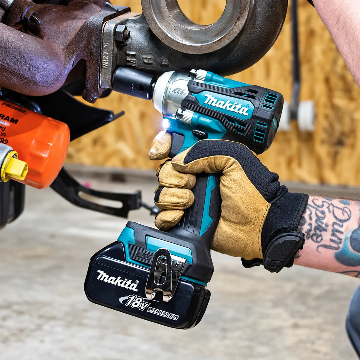 Llave de Impacto Makita DTW302RTJ-1 18V Kit con 3 Baterías