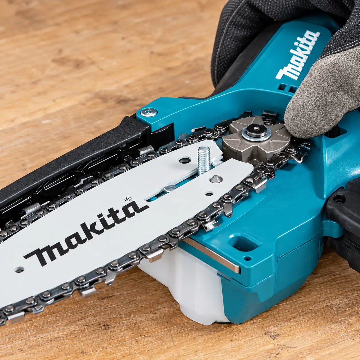 Sierra de Poda Makita DUC101SF-1 18V 4" con 2 Baterías 3,0 Ah y Cargador