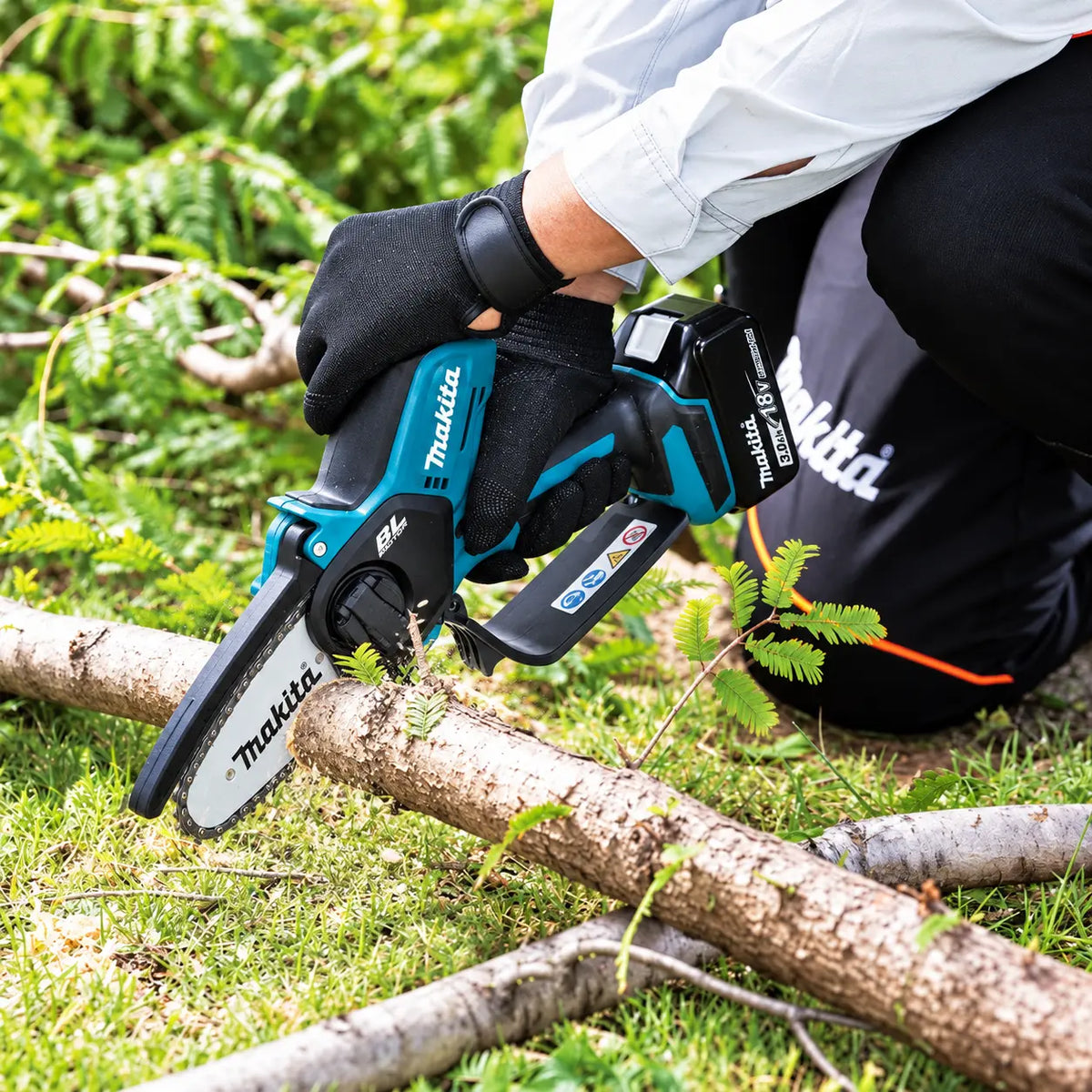 Sierra de Poda Makita DUC101SF-1 18V 4" con 2 Baterías 3,0 Ah y Cargador