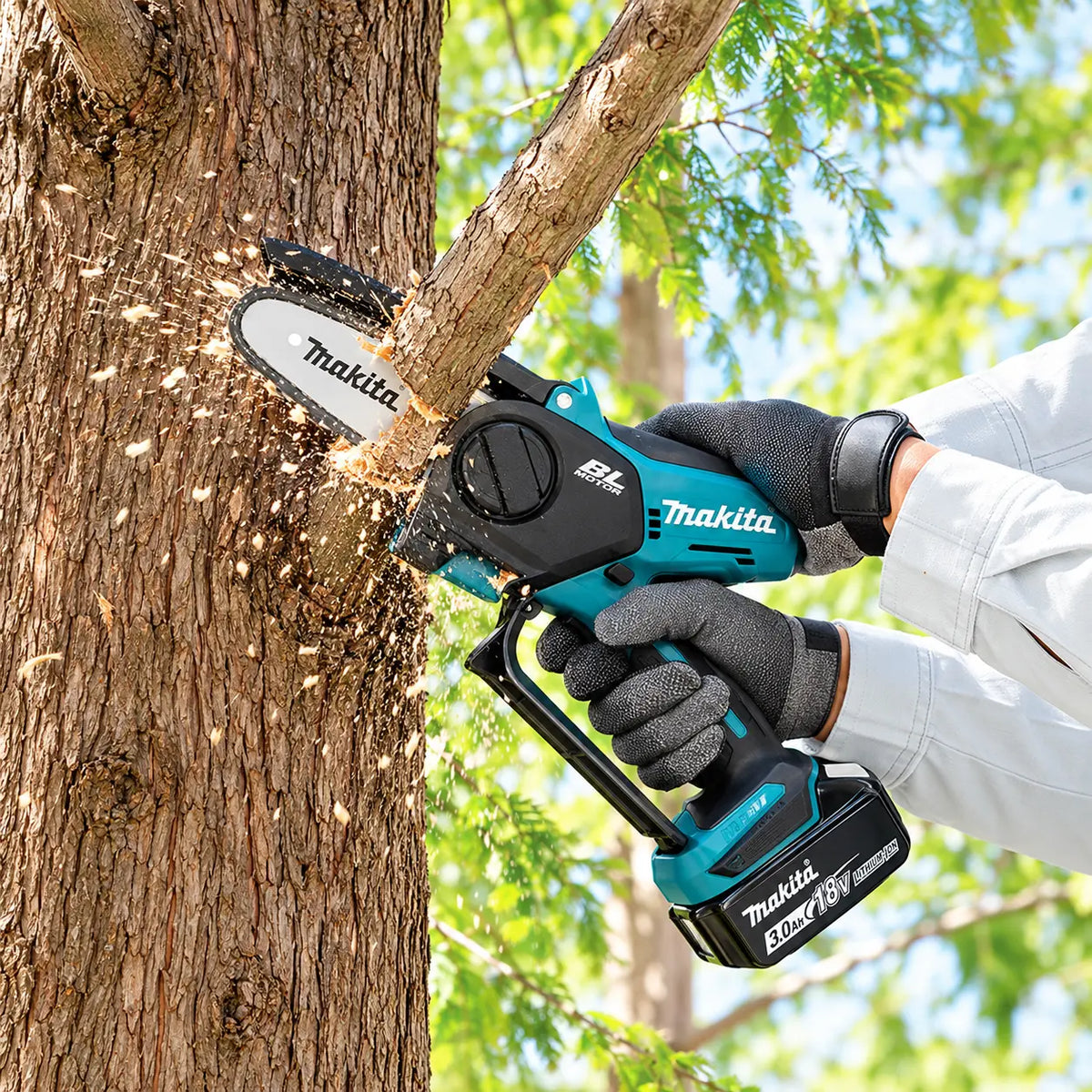 Sierra de Poda Makita DUC101SF-1 18V 4" con 2 Baterías 3,0 Ah y Cargador
