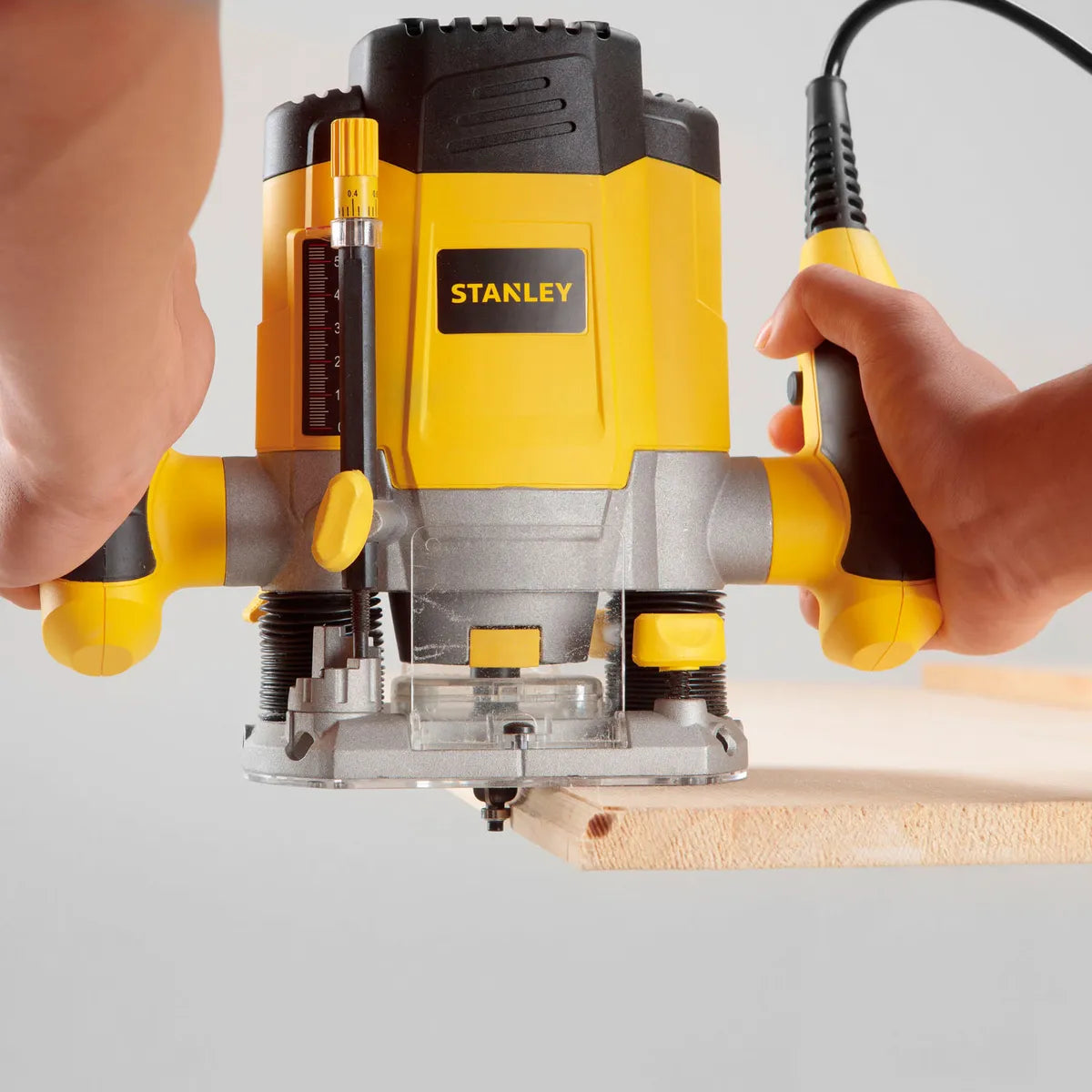 Stanley Rebajadora/Fresadora 1200W 13HP SRR1200-B2C