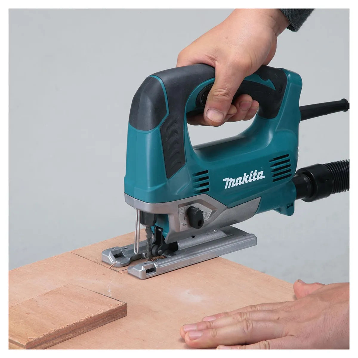 MAKITA SIERRA CALADORA 650W JV0600K