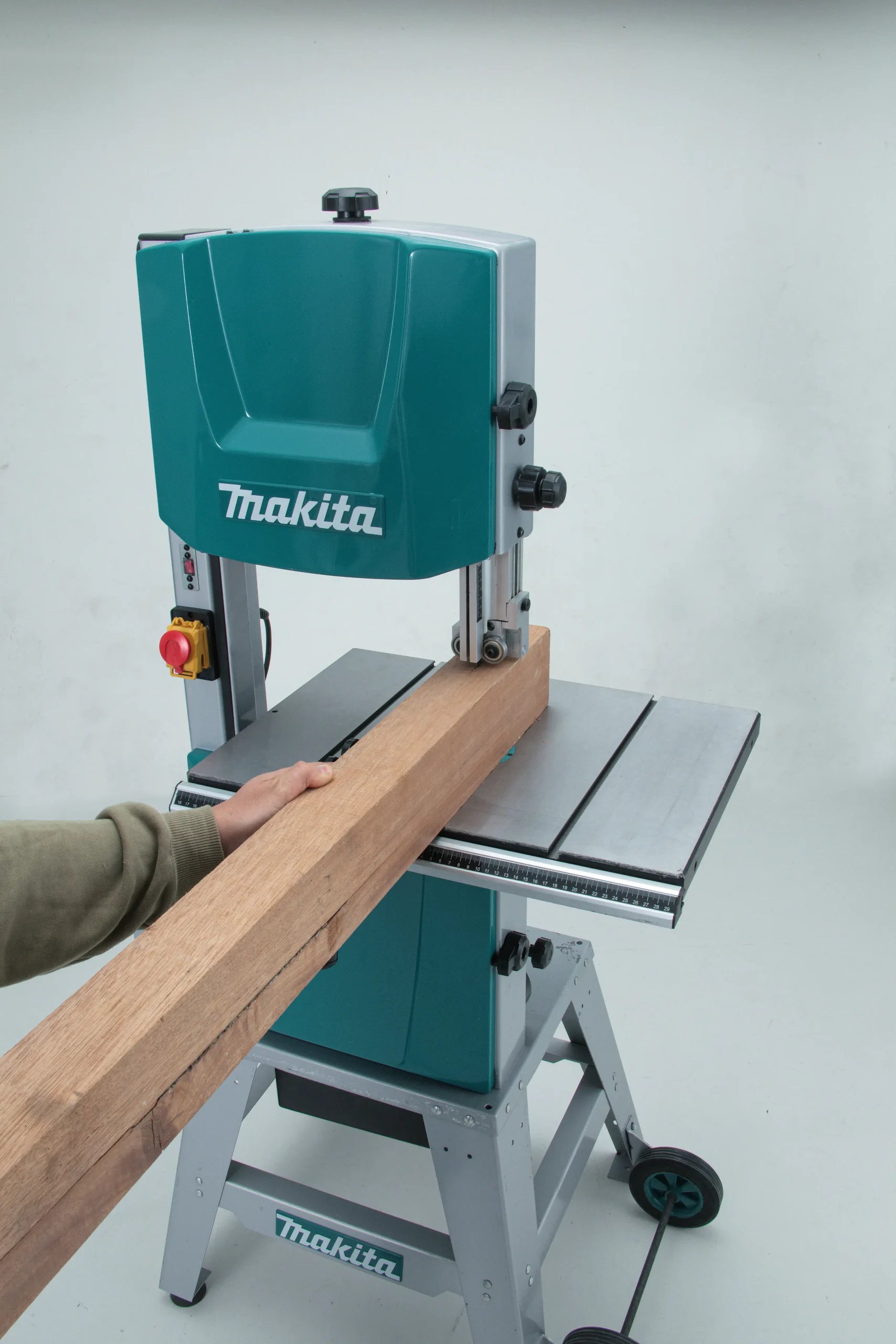 MAKITA SIERRA DE BANDA 305MM 900W LB1200F