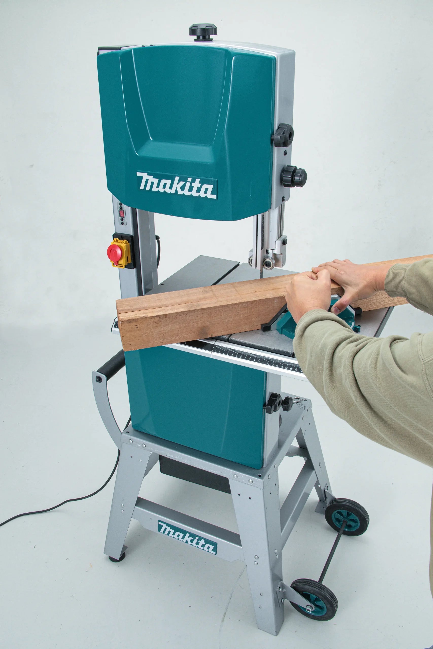 MAKITA SIERRA DE BANDA 305MM 900W LB1200F