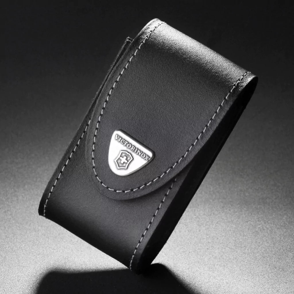 VICTORINOX ESTUCHE CUERO NEGRO TAMAÑO 9,8x5,2x3,7 CM 4.0521.3